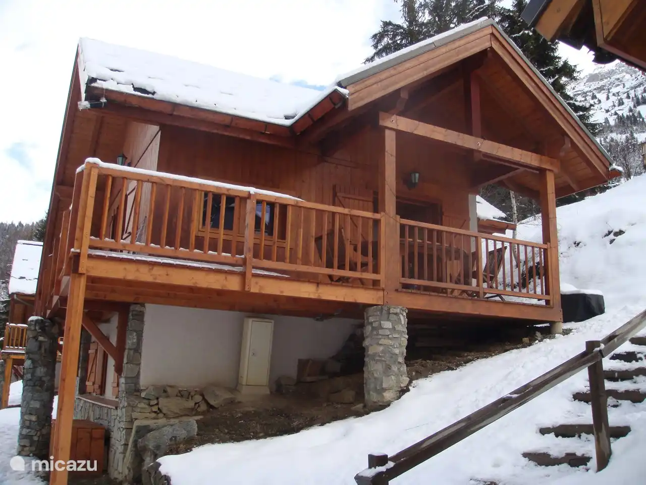 Chalet mit erweitertem Balkon im Winter.