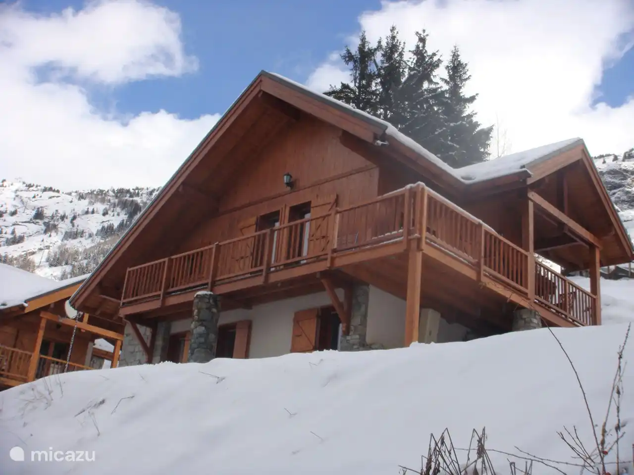 Vorderansicht des Chalet Clementine im Winter.