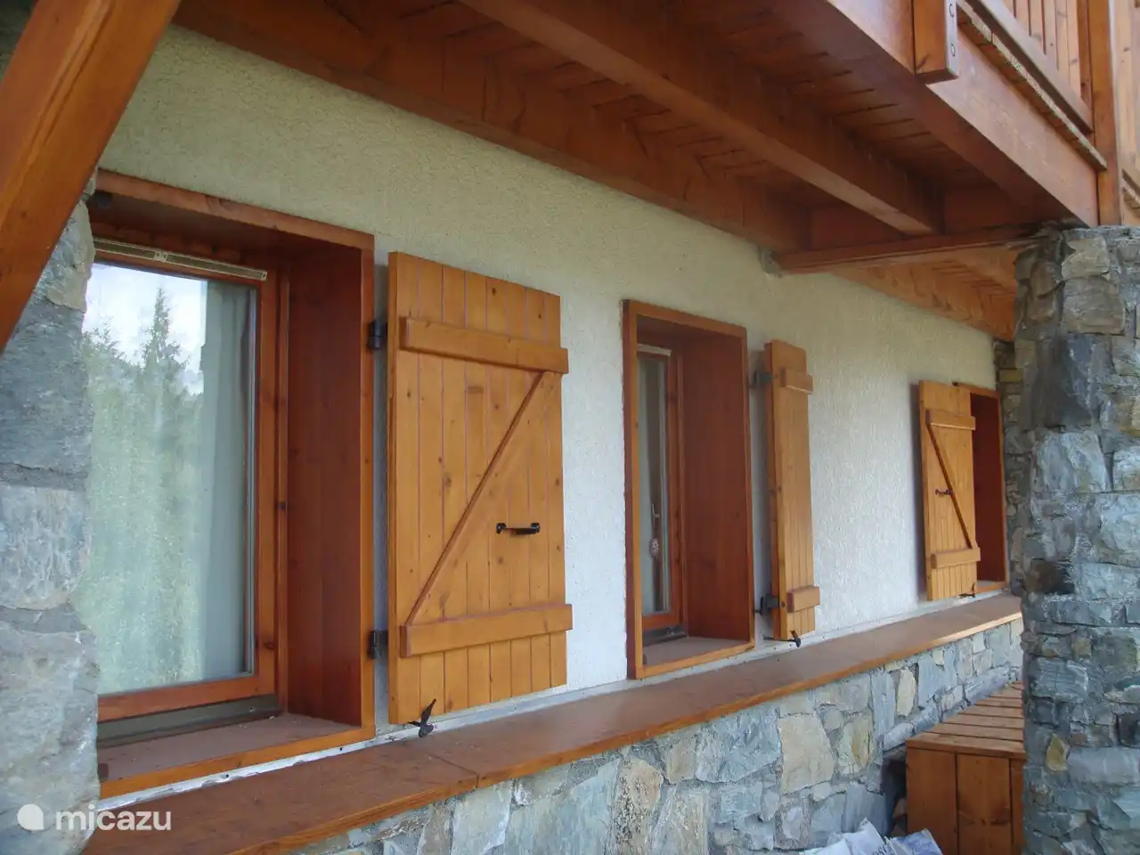 Drei Schlafzimmer im Erdgeschoss mit Blick auf die Bergkette Belledonne.