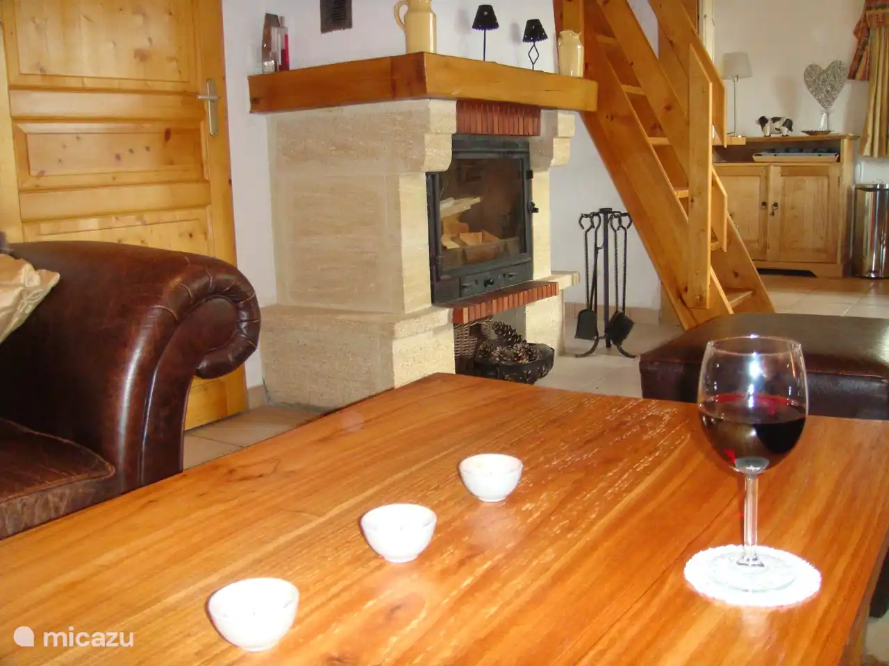 Offenes Wohnzimmer, Esszimmer und Küche.