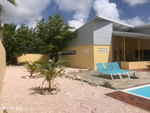 Villa Kolibrie à Julianadorp | Curaçao, Curaçao-Centre, Julianadorp - villa Beaux transats au bord de la piscine (il y a aussi un parasol)