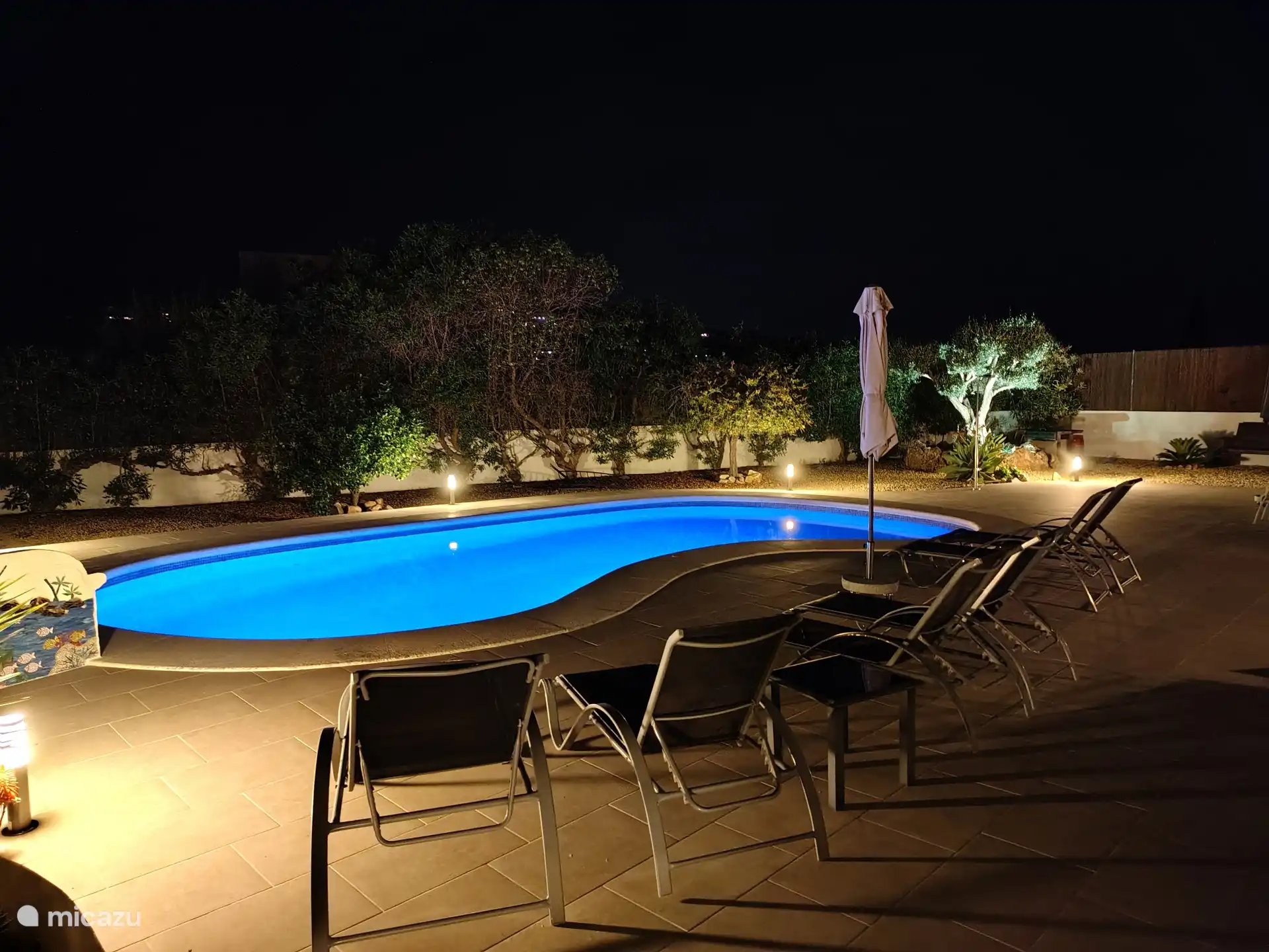 In de avond kan de tuin prachtig worden verlicht