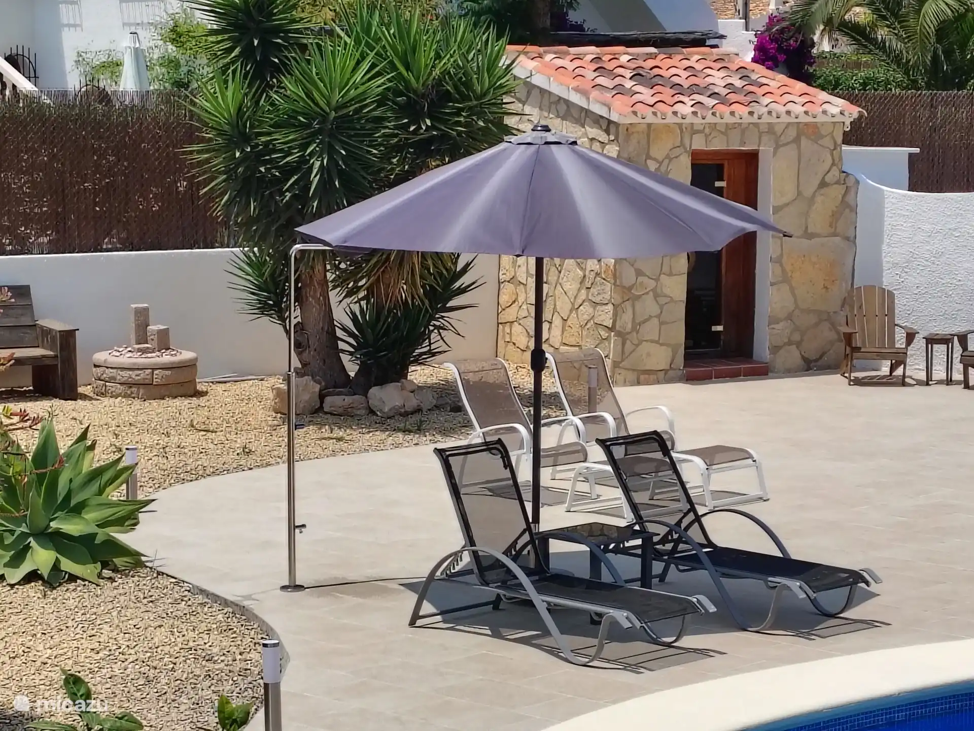 Voor het zwemmen eerst even de zonnebrand afspoelen met de buitendouche
