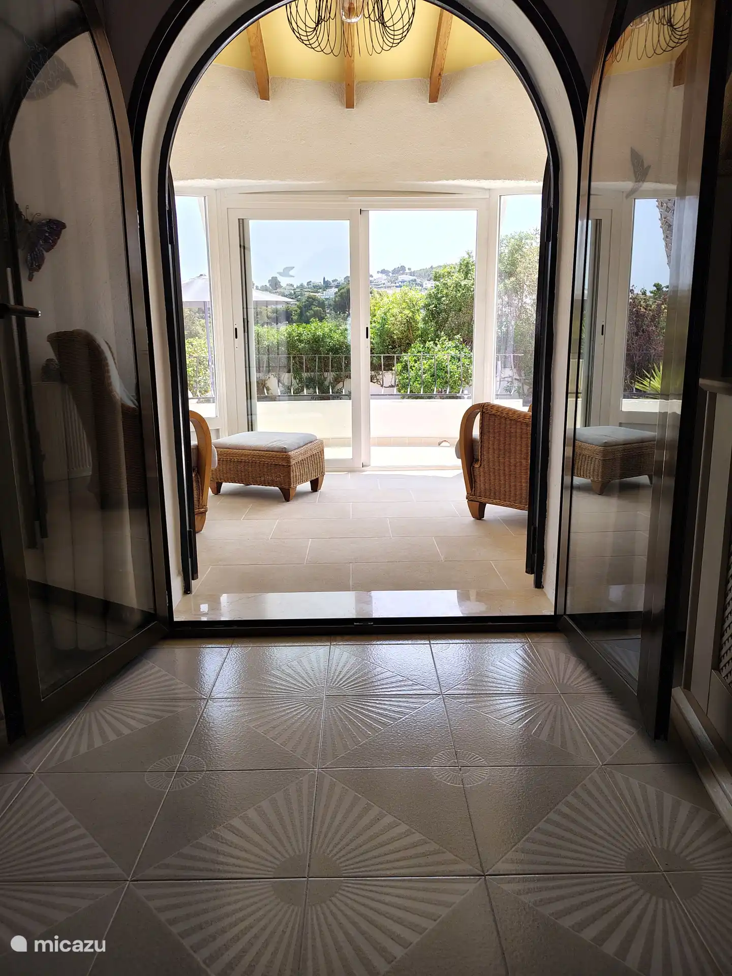 In de serre is het heerlijk zitten met een prachtig uitzicht op de tuin en zwembad