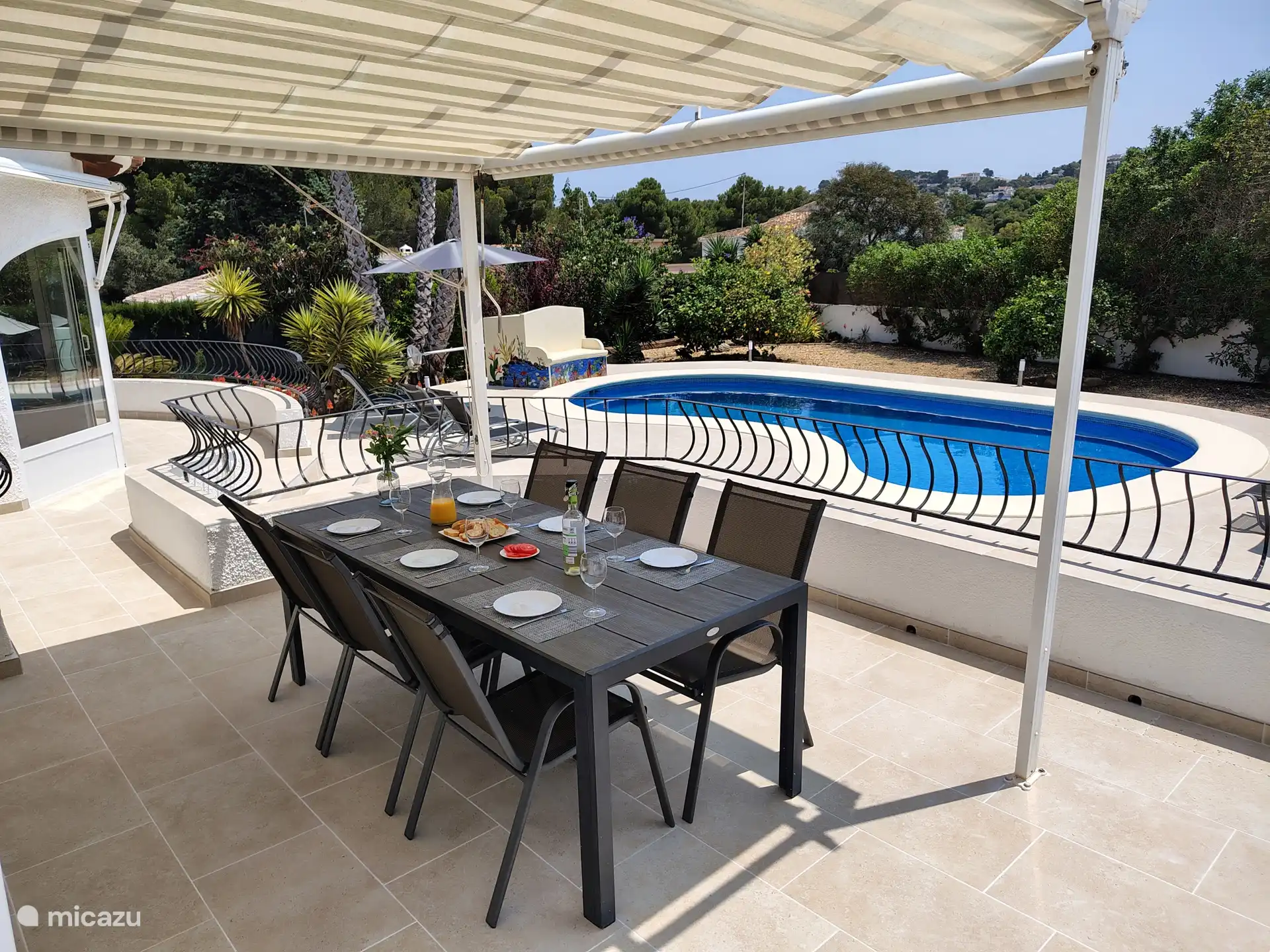 Lekker buiten eten met uitzicht op de tuin
