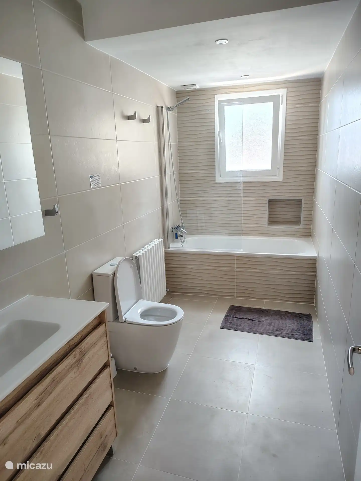 Ieder van de 3 badkamers heeft een toilet, wastafel en douche