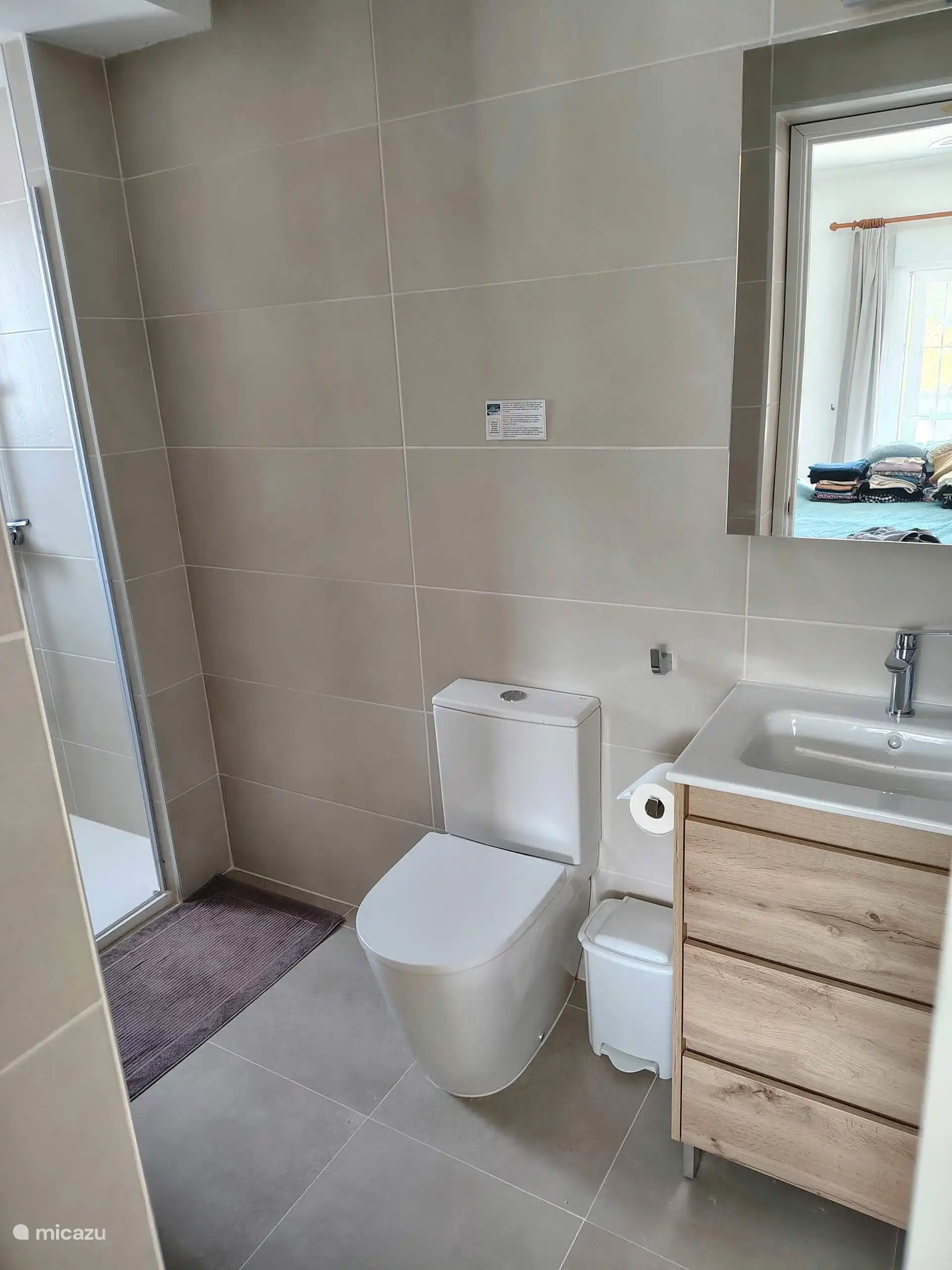 Ieder van de 3 badkamers heeft een toilet, wastafel en douche