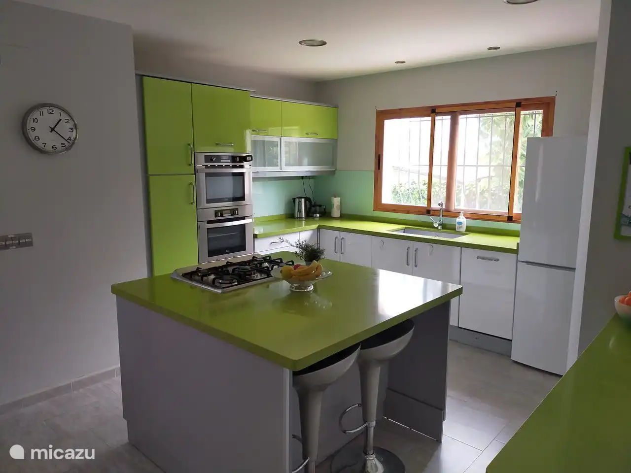 Uitgebreide grote keuken die van alle gemakken is  voorzien