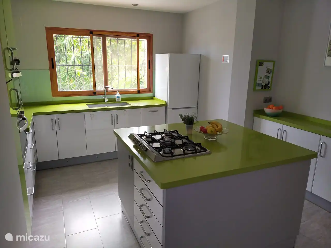 Uitgebreide grote keuken die van alle gemakken is  voorzien