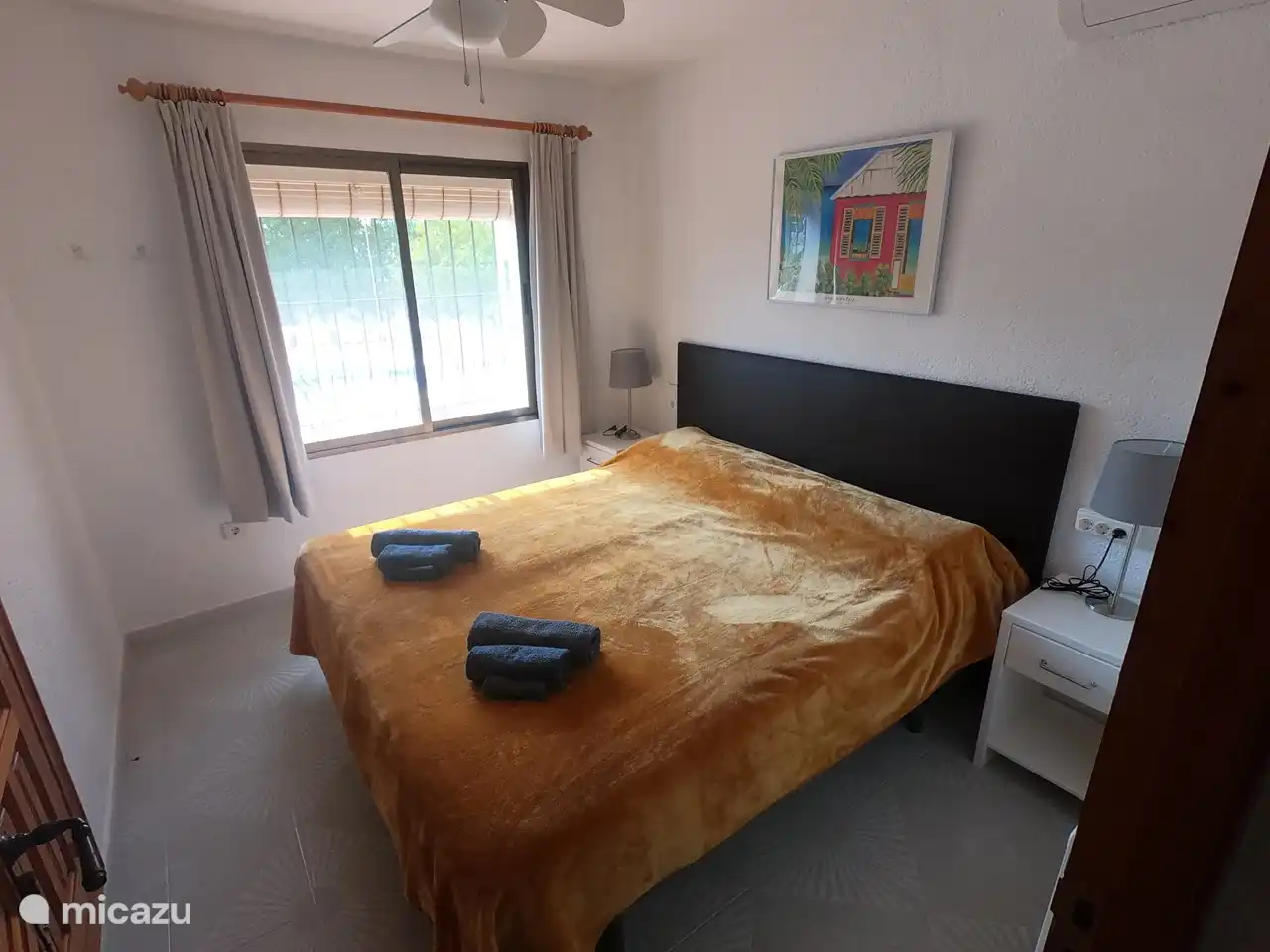 Slaapkamer met airo en fan