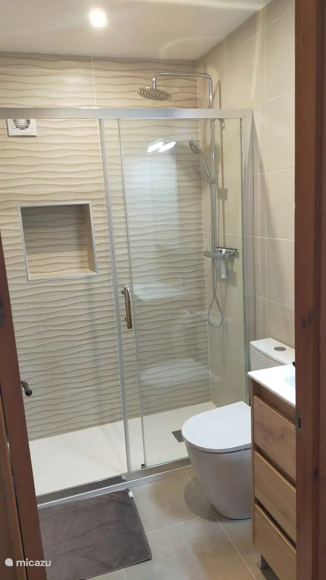 Ieder van de 3 badkamers heeft een toilet, wastafel en douche