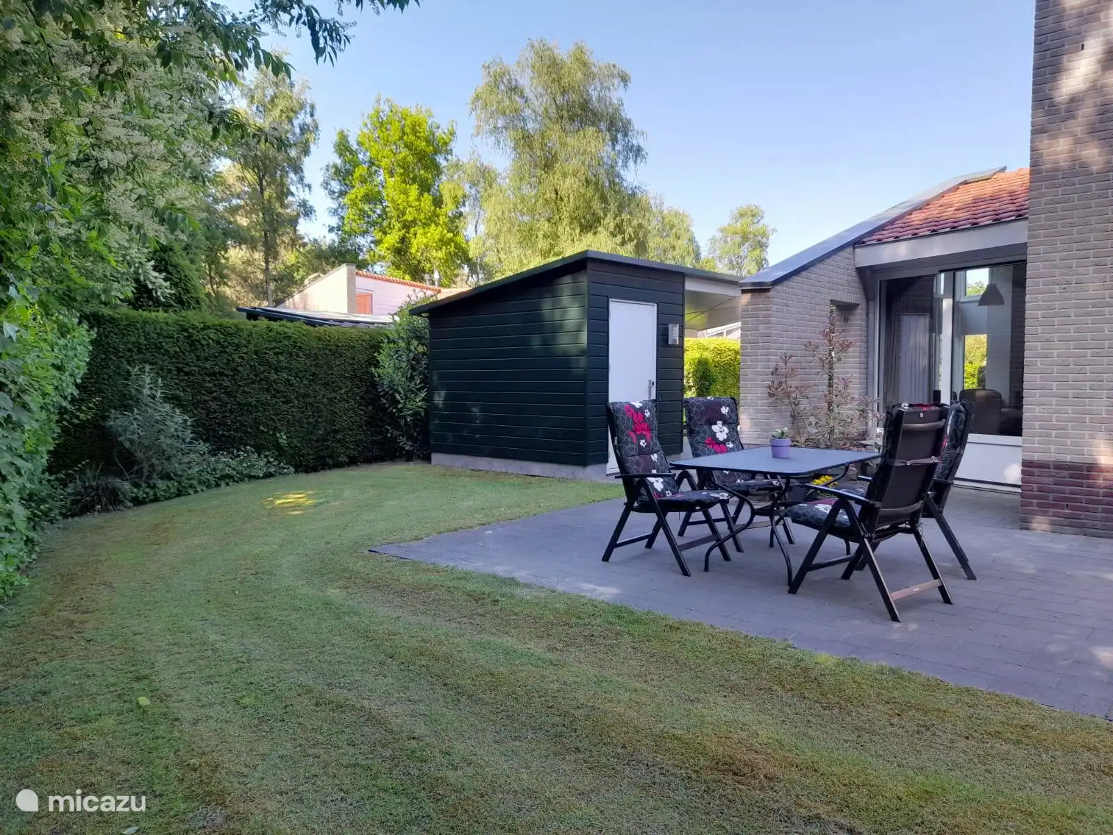 Bungalow 5 has a spacious garden with a shed for bicycles and a carport for the car.