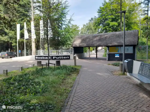 Frederiksoord 5 en Países Bajos, Güeldres, Putten - bungaló Putten cuenta con una hermosa piscina Bosbad Putten donde, además de nadar, también se puede disfrutar de la piscina subtropical, los toboganes y el curso de agua salvaje.