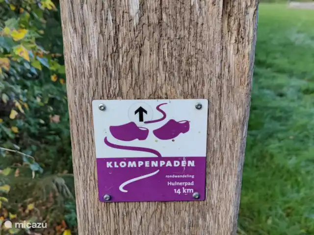 Frederiksoord 5 en Países Bajos, Güeldres, Putten - bungaló Cerca del parque comienza el sendero de zuecos, una hermosa ruta para caminar.