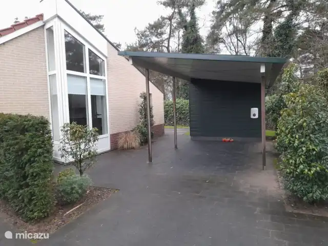 Frederiksoord 5 en Países Bajos, Güeldres, Putten - bungaló El Frederiksoord 5 cuenta con un amplio jardín con un cobertizo para bicicletas y una cochera con punto de carga.