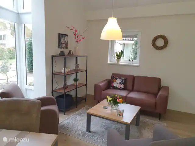 Frederiksoord 5 en Países Bajos, Güeldres, Putten - bungaló Sala de estar atmosférica con sala de estar acogedora.