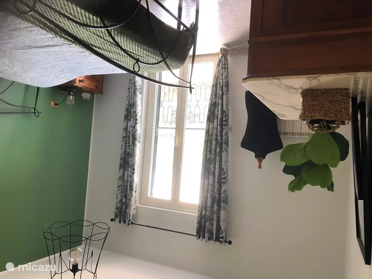 Chambre avec un lit double