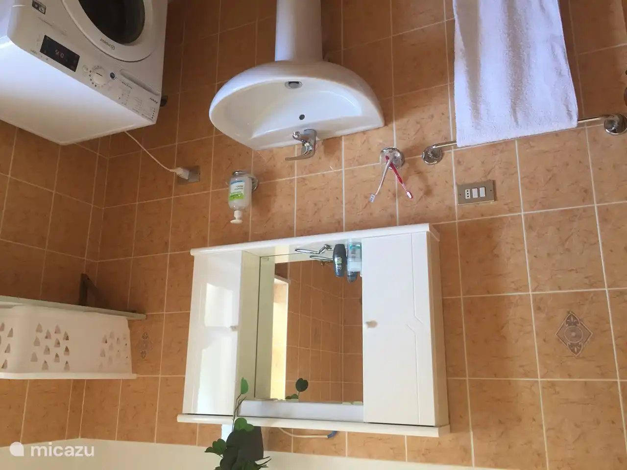 Salle de bain au rez-de-chaussée avec machine à laver