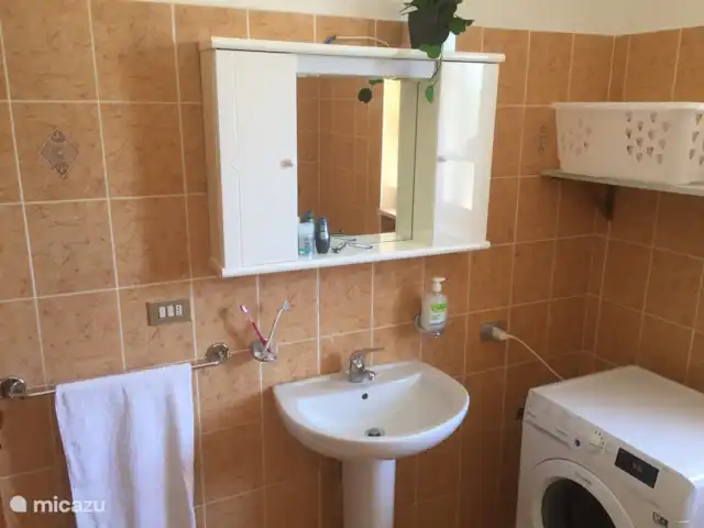 Casa delle Rose huren in Italië, Abruzzen, Cermignano - vakantiehuis Badkamer begane grond met wasmachine