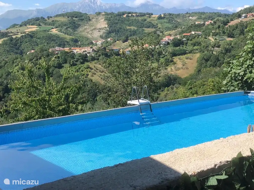 La piscine avec vue sur les montagnes du Gran Sasso