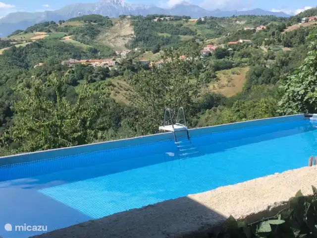 Casa delle Rose huren in Italië, Abruzzen, Cermignano - vakantiehuis Het zwembad met uitzicht op het Gran Sasso gebergte