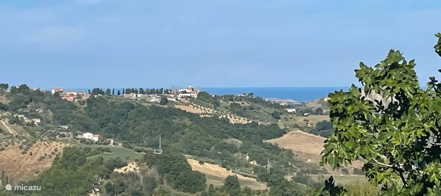 La mer est visible depuis la route près de la maison