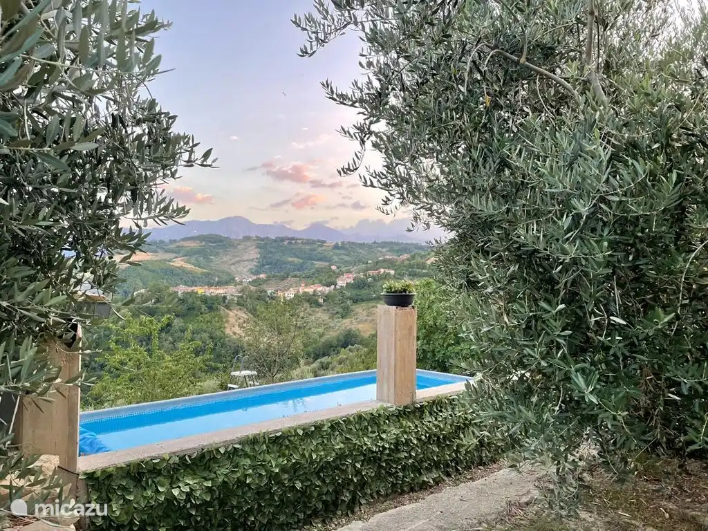 La piscine avec vue sur les montagnes du Gran Sasso