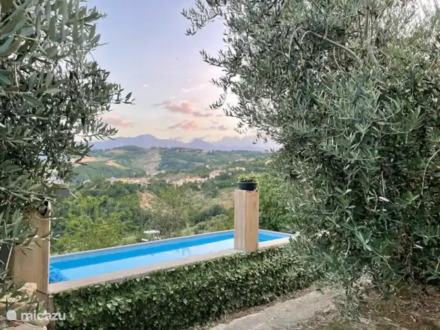 Casa delle Rose huren in Italië, Abruzzen, Cermignano - vakantiehuis Het zwembad met uitzicht op op het Gran Sasso gebergte