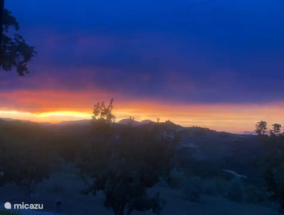 Vue le soir de l'avant de la maison