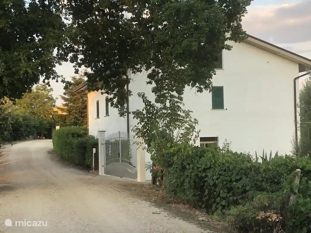 La maison vue de la rue avec portail