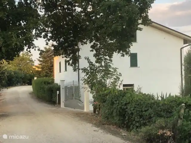 Casa delle Rose huren in Italië, Abruzzen, Cermignano - vakantiehuis Het huis vanaf de straat gezien met poort