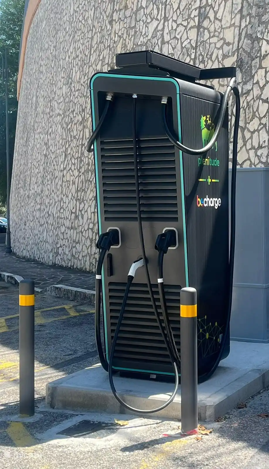 Depuis l’été 2024, il y a un chargeur rapide dans le village !