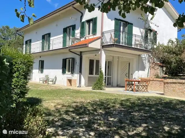 Casa delle Rose huren in Italië, Abruzzen, Cermignano - vakantiehuis Het huis vanuit de tuin