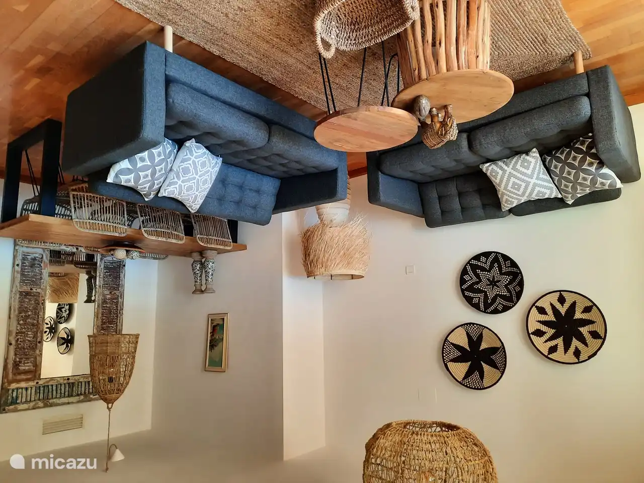 Le coin salon spacieux.