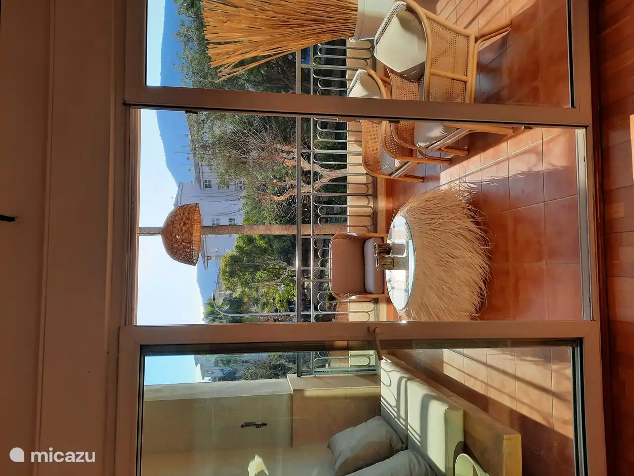 Une belle terrasse pour se prélasser avec vue sur la montagne et la rivière sèche.