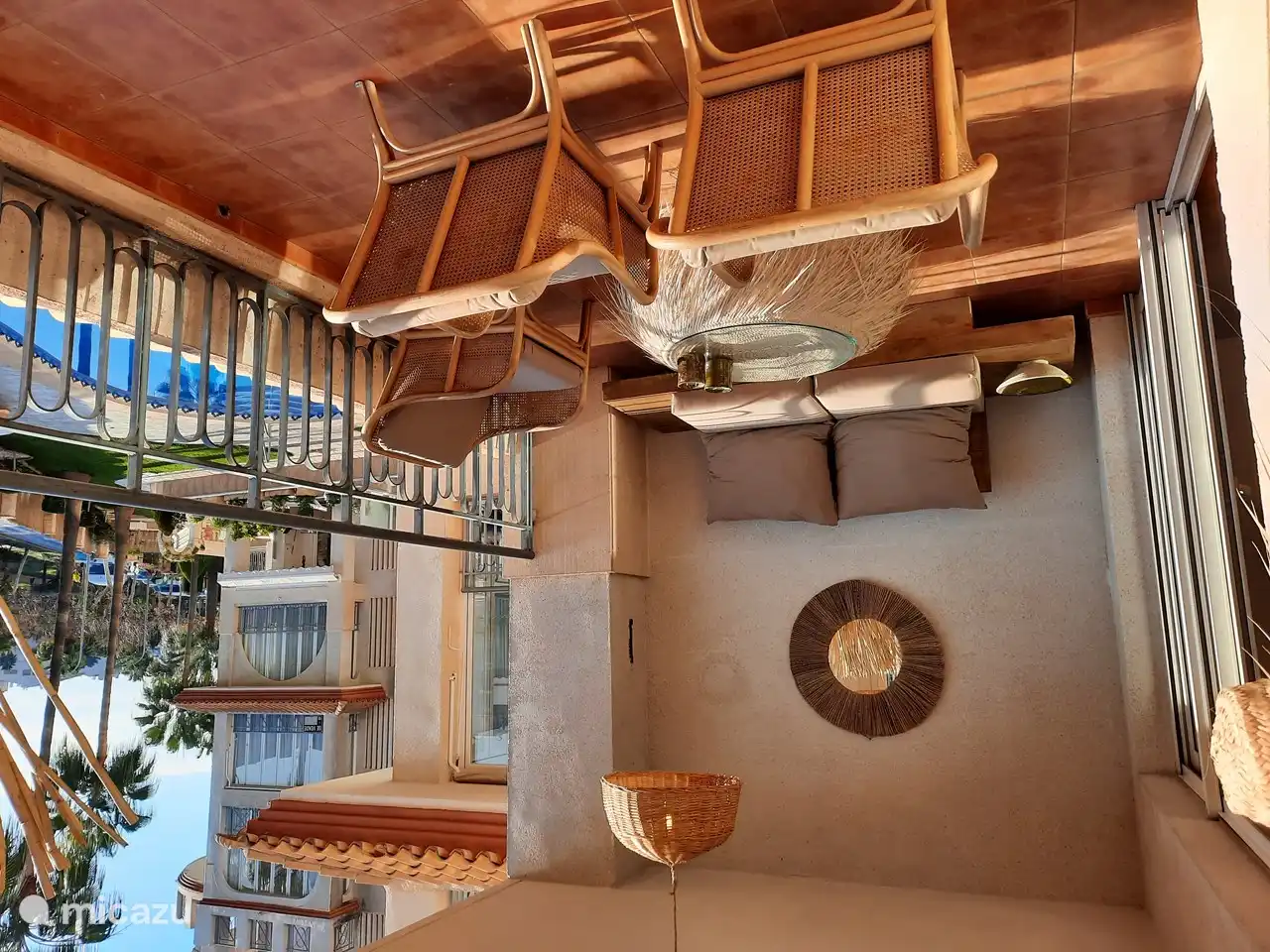 La grande terrasse surplombe la piscine, la rivière sèche et d'autres vues panoramiques.