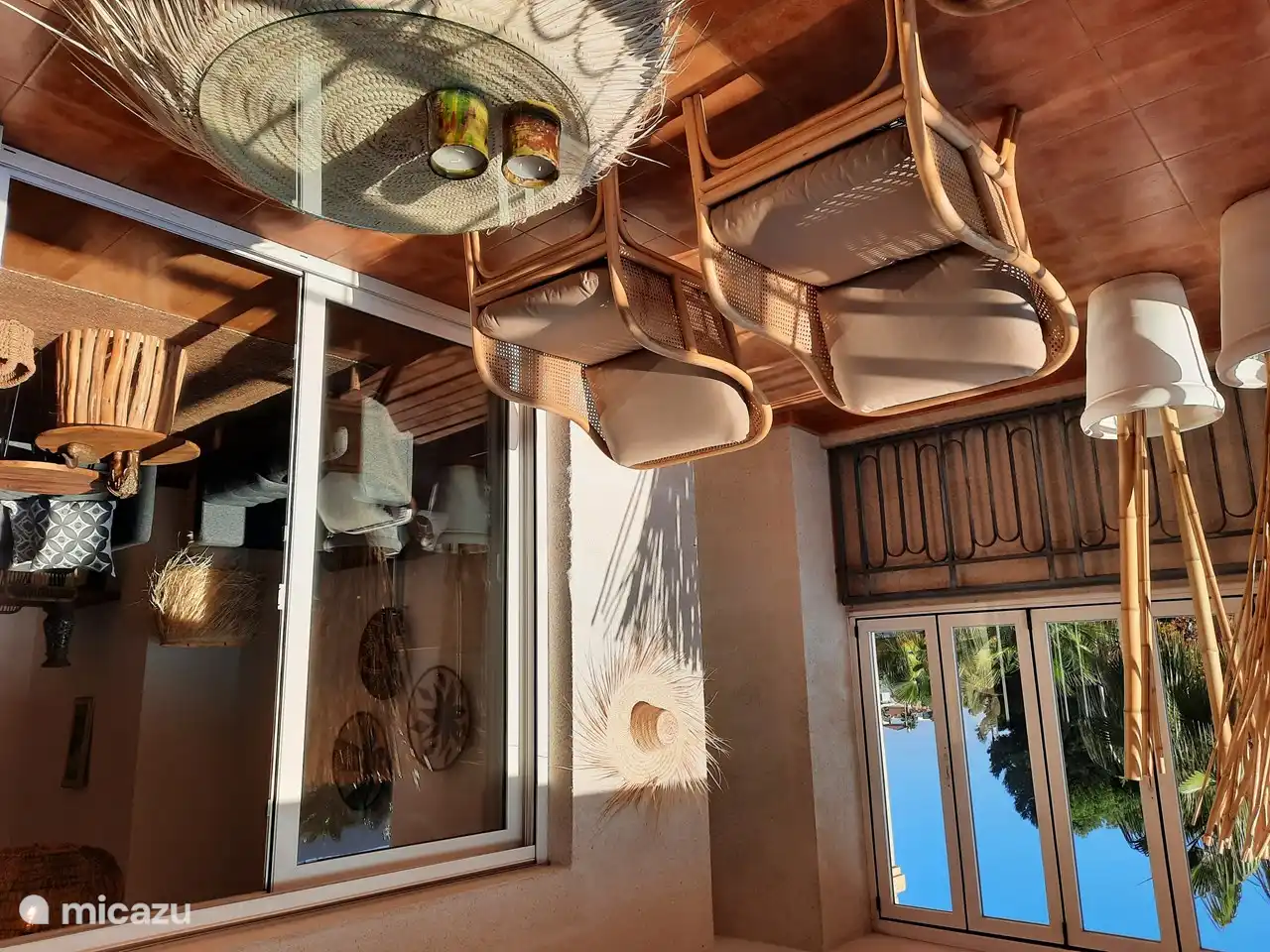 1 partie de la terrasse est entourée d'une façade vitrée qui peut également être ouverte en été.