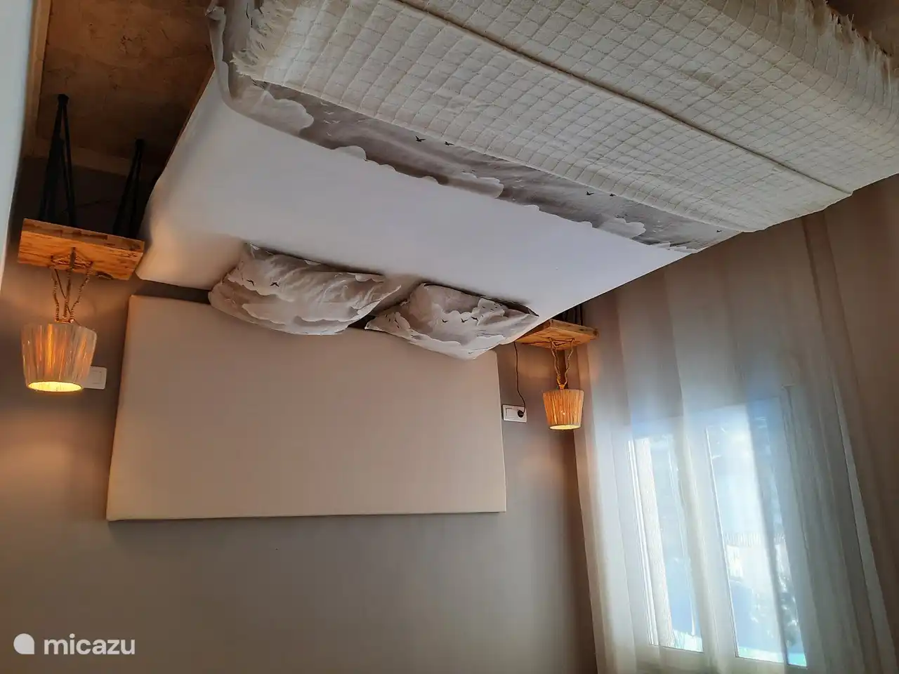 Il s'agit de la chambre (parentale) adjacente à la terrasse avec accès à la terrasse.