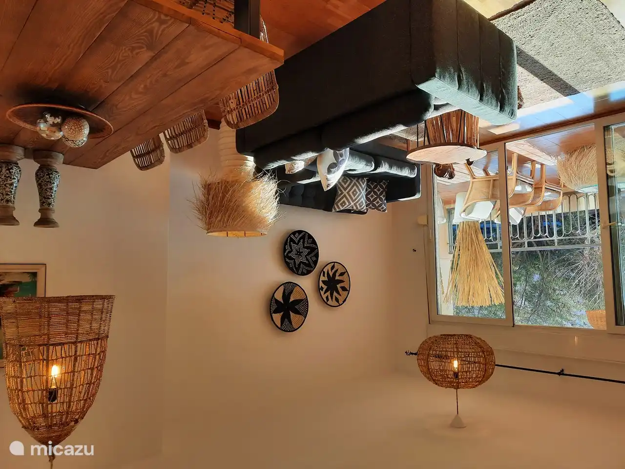 L'appartement a été entièrement rénové et redécoré dans le style Ibiza/marocain.