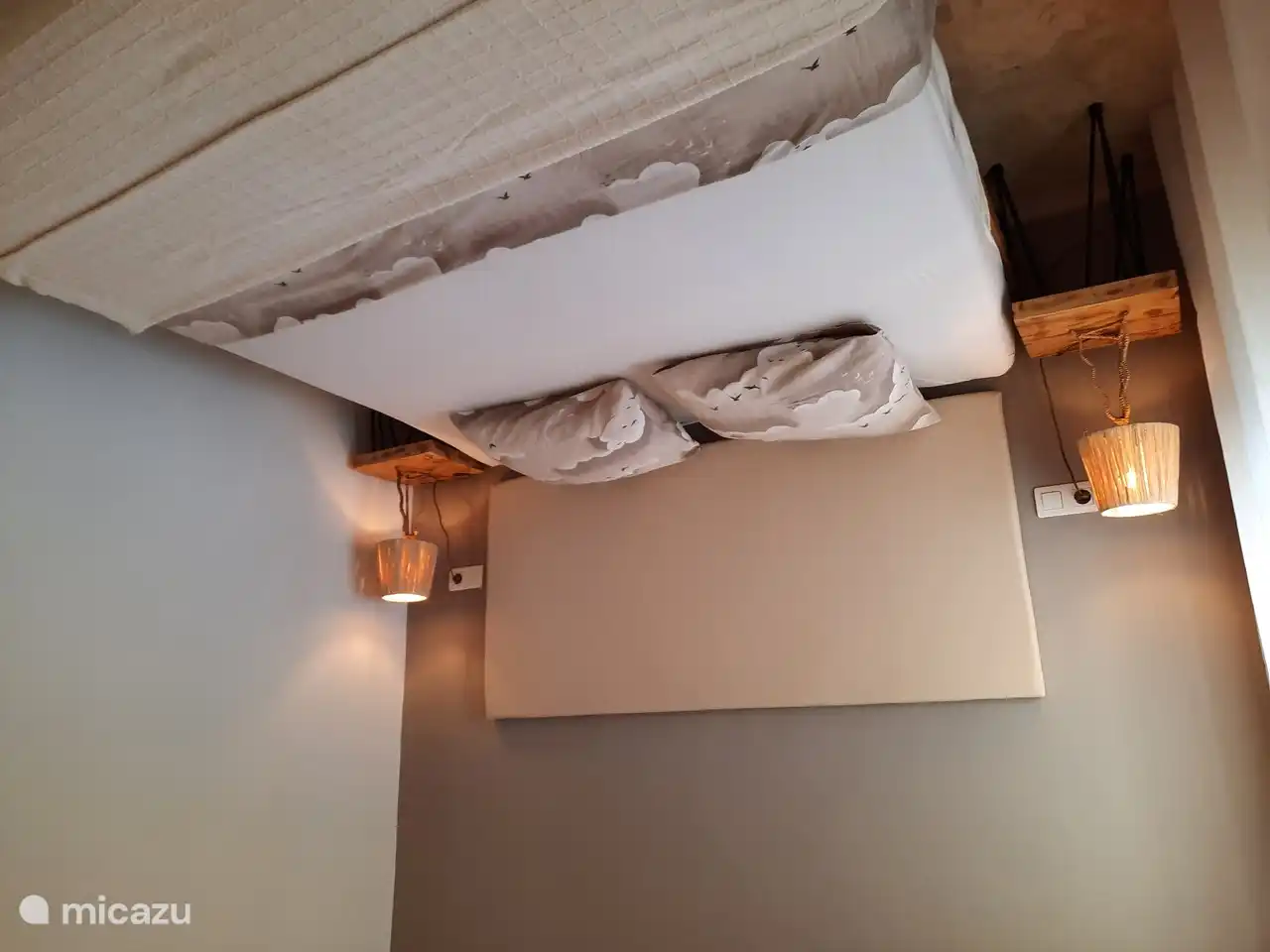 La chambre est peinte dans une belle couleur de foie sur 1 côté.