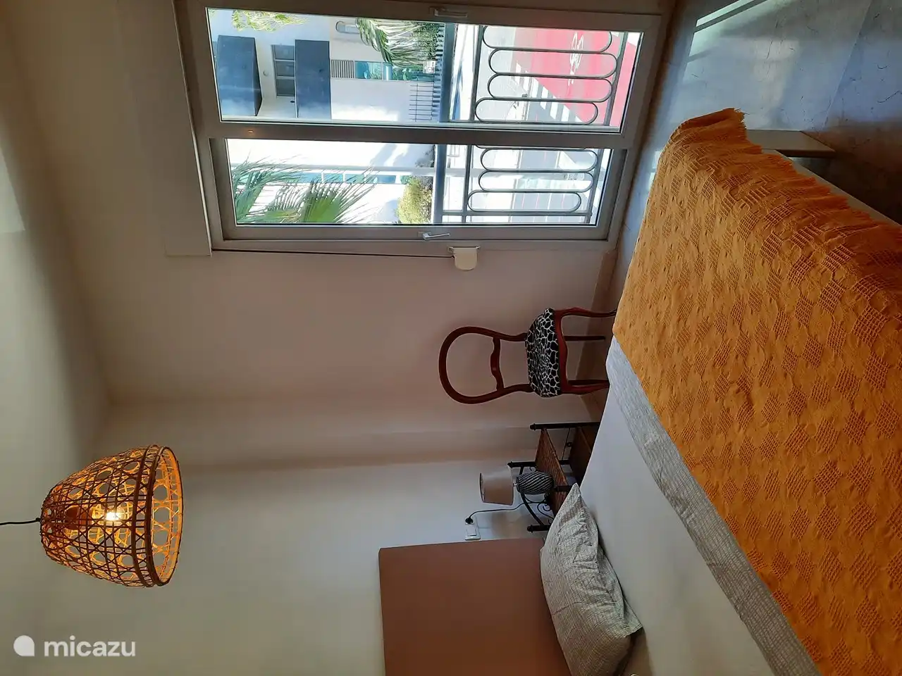 Cette chambre a également des armoires encastrées.