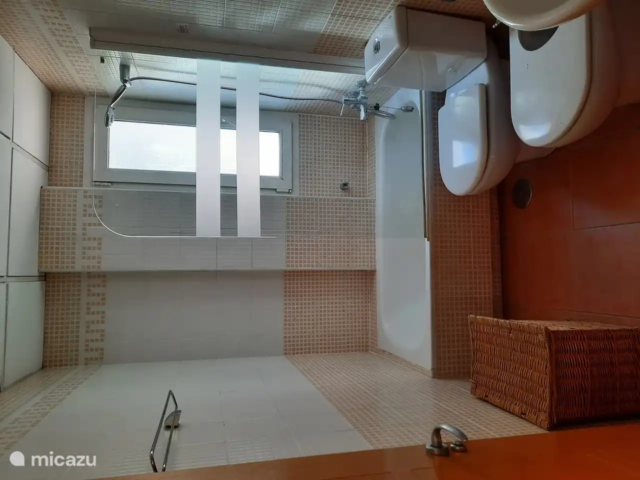 La 2ème salle de bain avec baignoire et douche et bien sûr bidet et WC.