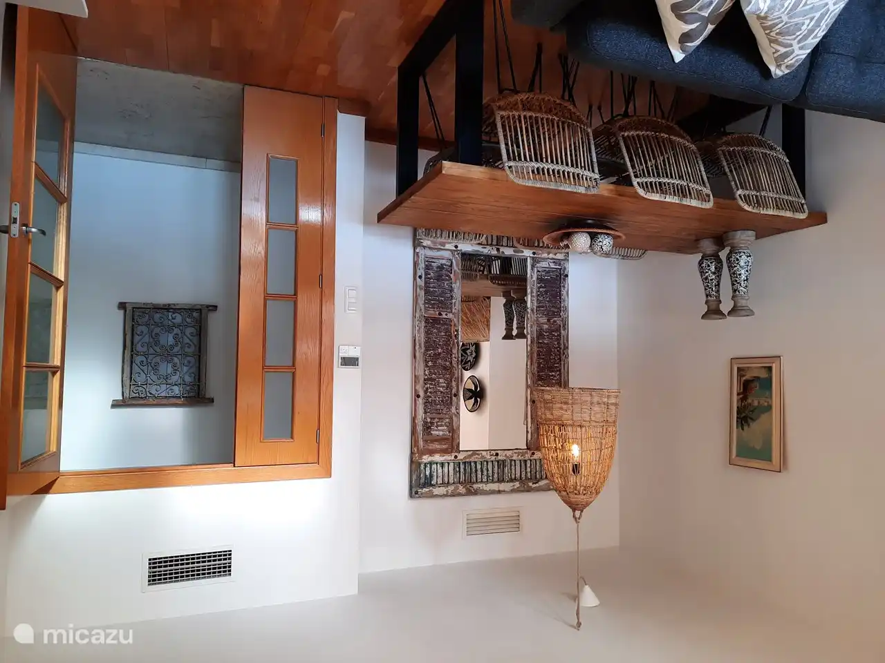 La salle à manger peut accueillir jusqu'à 6 personnes.