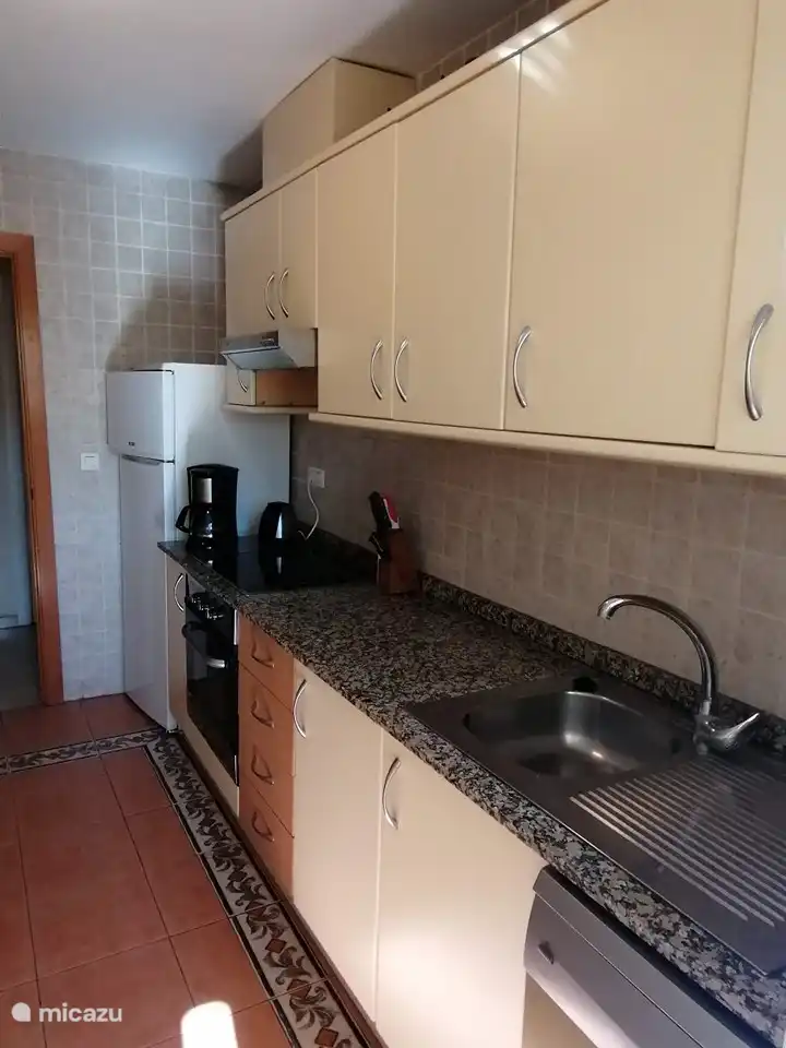 La cuisine est équipée d'un four, d'un lave-vaisselle, d'un réfrigérateur et d'une plaque de cuisson. Et un inventaire complet de la cuisine.