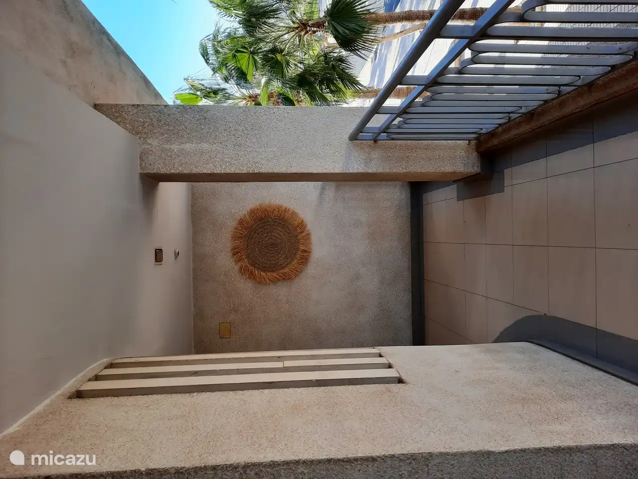 La galerie avec route vers l'appartement.