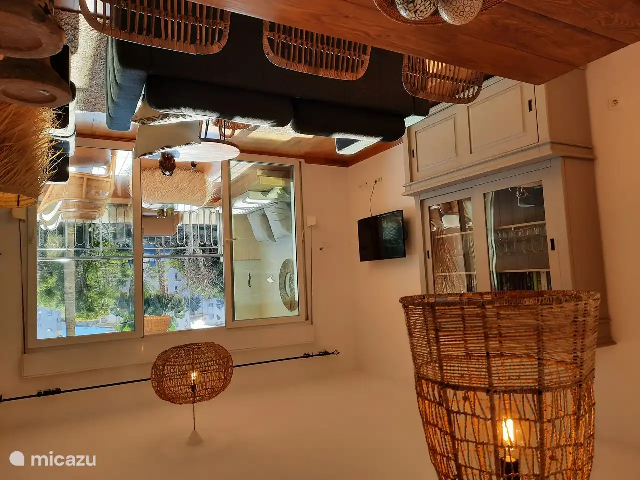 Un salon lumineux avec beaucoup d'espace.