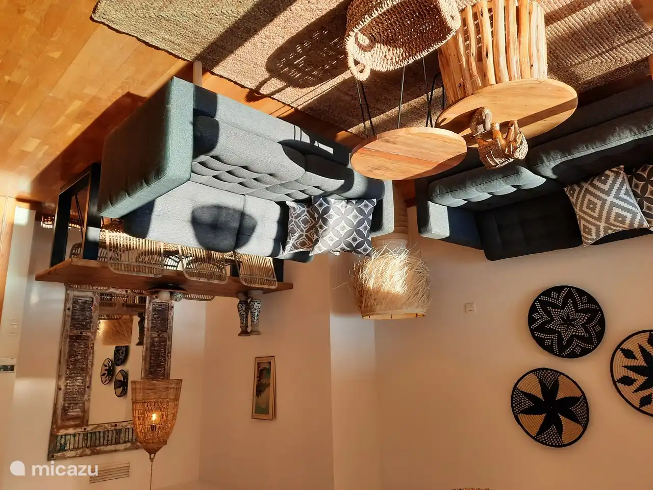 Un coin salon spacieux donnant sur la terrasse.