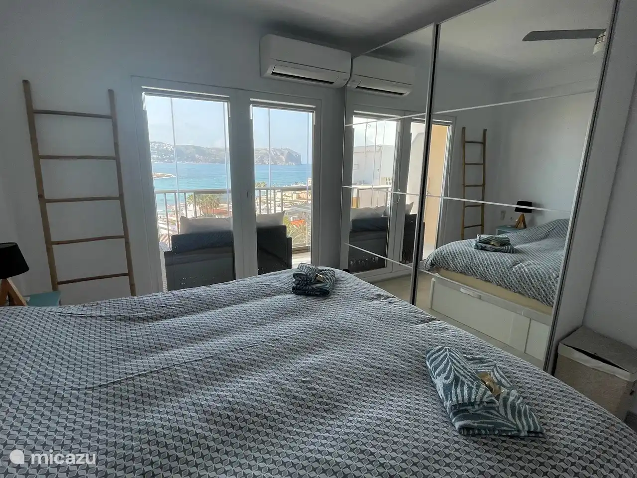 Dormitorio principal con vista al mar