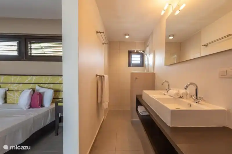 Salle de bain spacieuse avec 2 lavabos et une douche