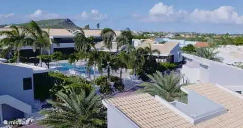 Vue d’ensemble des appartements autour de la piscine